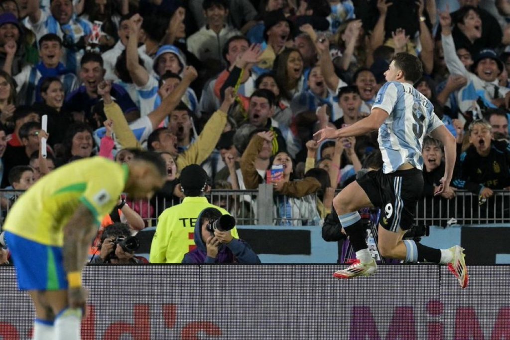 Argentina hạ Brazil
